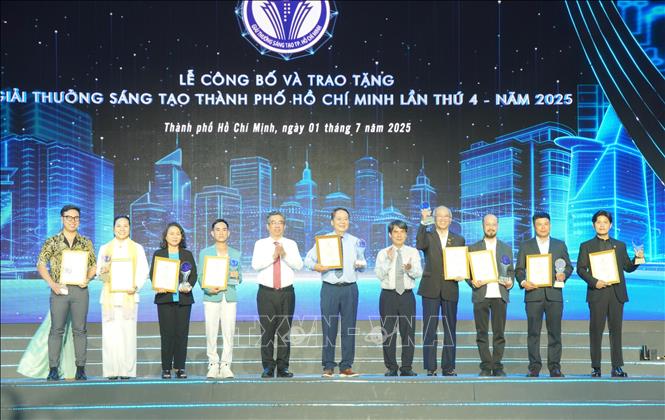 Chủ tịch UB MTTQ Việt Nam TP. Hồ Chí Minh Nguyễn Phước Lộc trao Giải thưởng Sáng tạo năm 2025 cho các tác giả, nhóm tác giải trong lĩnh vực văn học nghệ thuật. Ảnh: Hữu Duyên - TTXVN 