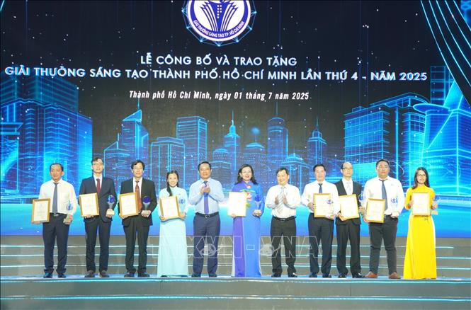 Chủ tịch UBND TP. Hồ Chí Minh Nguyễn Văn Được trao Giải thưởng Sáng tạo năm 2025 cho tác giả và nhóm tác giả trong lĩnh vực khoa học kỹ thuật. Ảnh: Trung Tuyến - TTXVN 