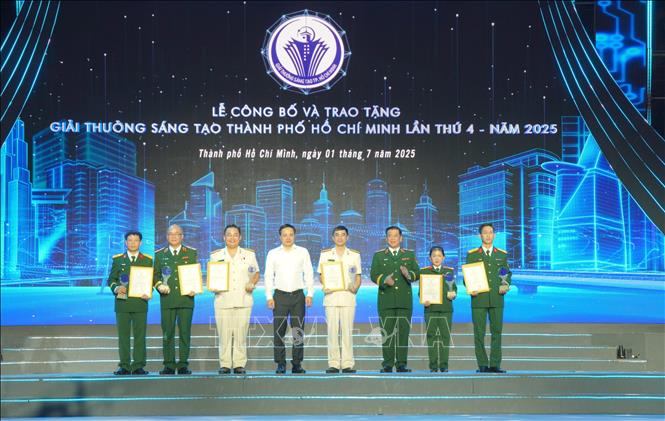 Thiếu tướng Mai Hoàng, Giám đốc Công an TP. Hồ Chí Minh và Thiếu tướng Phạm Văn Rậm, Phó Tư lệnh Bộ Tư lệnh Thành phố trao Giải thưởng Sáng tạo cho tác giả, nhóm tác giả trong lĩnh vực quốc phòng, an ninh. Ảnh: Hữu Duyên - TTXVN