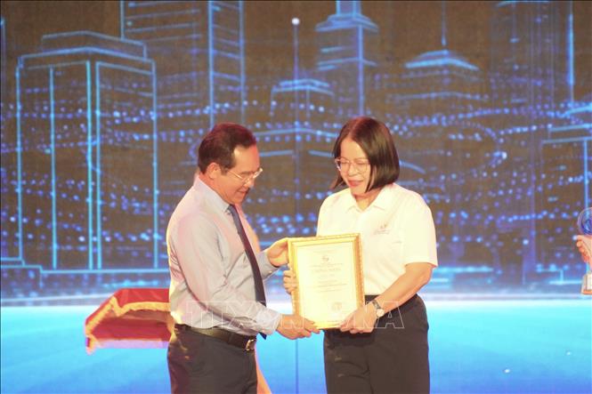 Chủ tịch UBND TP. Hồ Chí Minh Nguyễn Văn Được trao giải Nhì Giải thưởng Sáng tạo năm 2025 cho Trung tâm Chuyển đổi số Thành phố với sản phẩm 