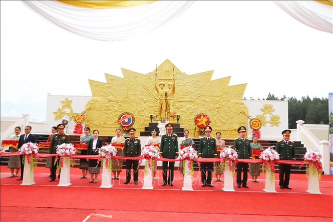 Các đại biểu Việt Nam và Lào cắt băng khánh thành và bàn giao Tượng đài “Tình đoàn kết liên minh chiến đấu Việt Nam-Lào”. Ảnh: Xuân Tú - PV TTXVN tại Lào