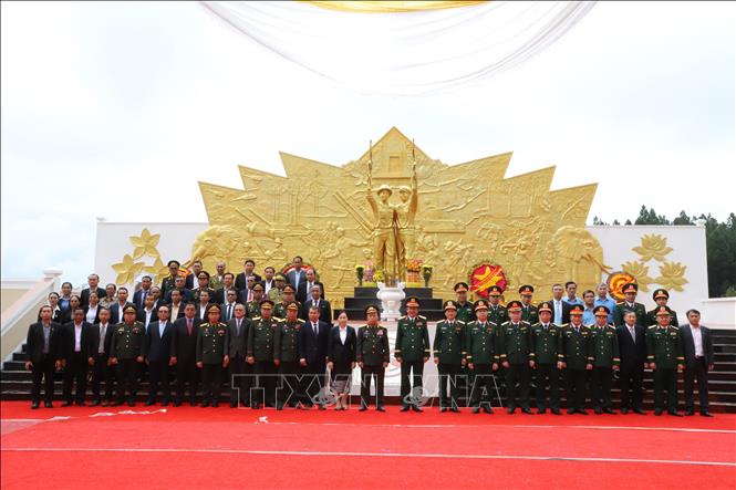 Các đại biểu Việt Nam - Lào chụp ảnh chung tại Tượng đài “Tình đoàn kết liên minh chiến đấu Việt Nam-Lào”. Ảnh: Đỗ Bá Thành. PV TTXVN tại Lào