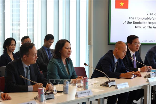 Phó Chủ tịch nước Võ Thị Ánh Xuân làm việc với Chủ tịch Lombardy Attilio Fontana. Ảnh: Thanh Hải-PV TTXVN tại Italy