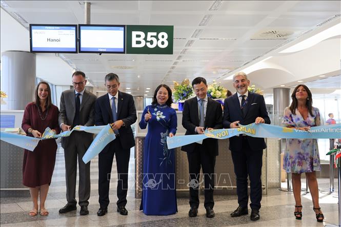 Phó Chủ tịch nước Võ Thị Ánh Xuân cùng khách mời tham gia cắt băng khai trương đường bay thẳng đầu tiên kết nối Thủ đô Hà Nội với thành phố Milan (Italy). Ảnh: Trường Dụy- PV TTXVN tại Italy