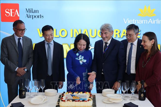 Phó Chủ tịch nước Võ Thị Ánh Xuân cắt bánh khai trương đường bay thẳng đầu tiên kết nối Thủ đô Hà Nội với thành phố Milan (Italy). Ảnh: Trường Dụy- PV TTXVN tại Italy