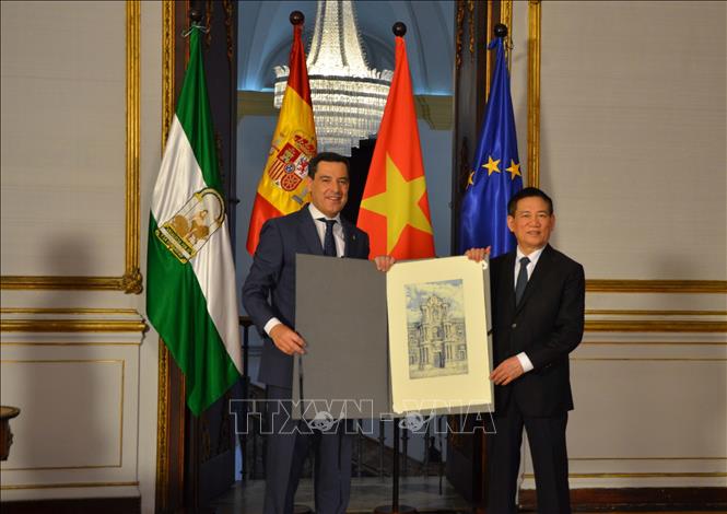 Phó Thủ tướng Chính phủ Hồ Đức Phớc gặp Chủ tịch Vùng Andalucia Juanma Moreno. Ảnh: Ngọc Hiệp - PV TTXVN tại châu Âu