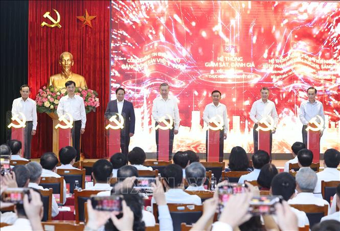 Tổng Bí thư Tô Lâm, Thủ tướng Phạm Minh Chính và các đại biểu thực hiện nghi thức ra mắt 3 nền tảng số phục vụ triển khai Nghị quyết 57-NQ/TW. Ảnh: Thống Nhất – TTXVN