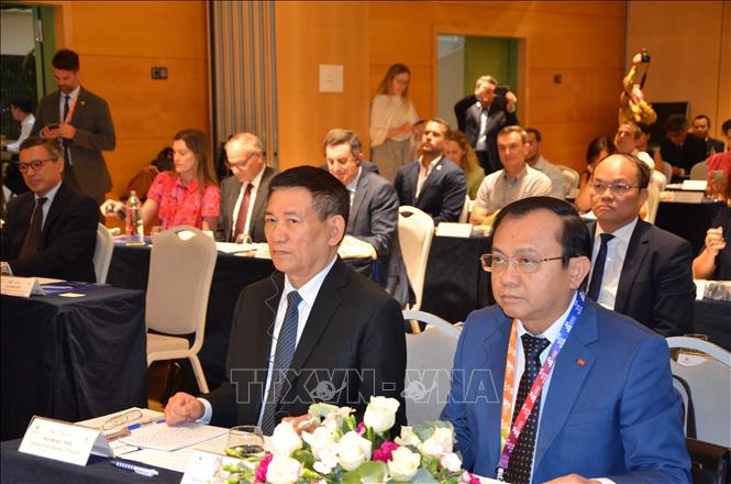 Phó Thủ tướng Chính phủ Hồ Đức Phớc dự và phát biểu tại Tọa đàm doanh nghiệp Việt Nam - Vùng Seville, Tây Ban Nha. Ảnh: Ngọc Hiệp - PV TTXVN tại châu Âu