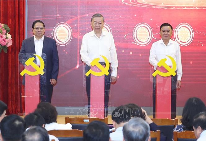 Tổng Bí thư Tô Lâm, , Thủ tướng Phạm Minh Chính và Thường trực Ban Bí thư Trần Cẩm Tú thực hiện nghi thức ra mắt 3 nền tảng số phục vụ triển khai Nghị quyết 57-NQ/TW. Ảnh: Thống Nhất – TTXVN