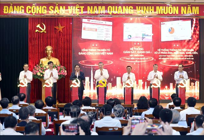 Tổng Bí thư Tô Lâm, Trưởng Ban Chỉ đạo Trung ương và các đại biểu thực hiện nghi thức ra mắt 3 nền tảng số phục vụ triển khai Nghị quyết 57-NQ/TW. Ảnh: Thống Nhất – TTXVN