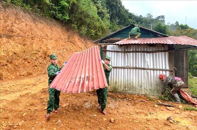 The border guards in the northern province of Lai Chau assist locals in building new houses. VNA/Photo by courtesy