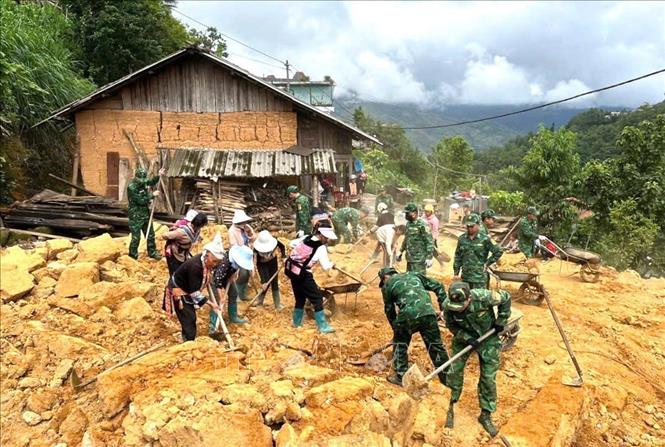The border guards in the northern province of Lai Chau assist locals in building new houses. VNA/Photo by courtesy