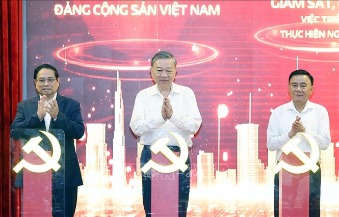 Tổng Bí thư Tô Lâm, Thủ tướng Phạm Minh Chính, Thường trực Ban Bí thư Trần Cẩm Tú thực hiện nghi thức ra mắt 3 nền tảng số phục vụ triển khai Nghị quyết 57-NQ/TW. Ảnh: Thống Nhất – TTXVN