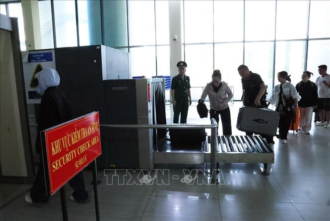 Lực lượng Hải quan Lạng Sơn hướng dẫn làm thủ tục cho khách nhập cảnh ở cửa khẩu Hữu Nghị, tỉnh Lạng Sơn. Ảnh: Vũ Sinh - TTXVN