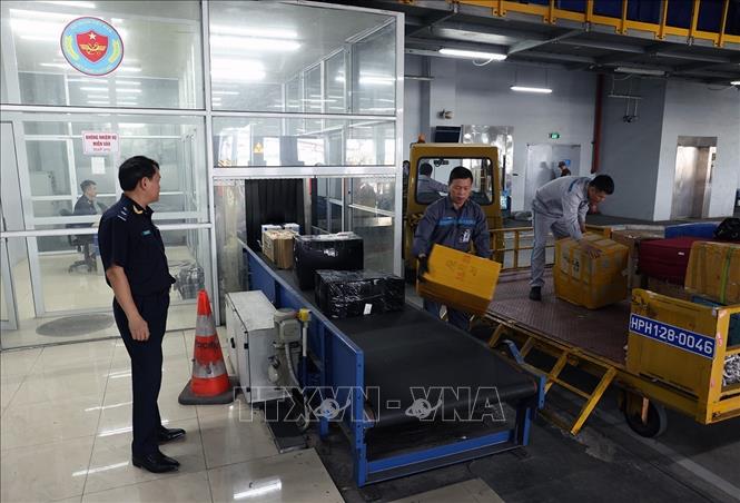 Lực lượng Hải quan Hải Phòng kiểm tra, giám sát hành lý của khách nhập cảnh ở cảng hàng không Cát Bi, thành phố Hải phòng. Ảnh: Vũ Sinh - TTXVN
