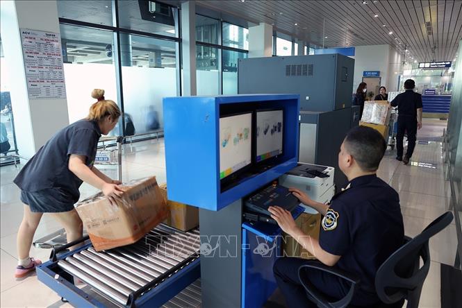 Lực lượng Hải quan Hải Phòng kiểm tra hành lý của khách nhập cảnh ở cảng hàng không Cát Bi, thành phố Hải phòng. Ảnh: Vũ Sinh - TTXVN