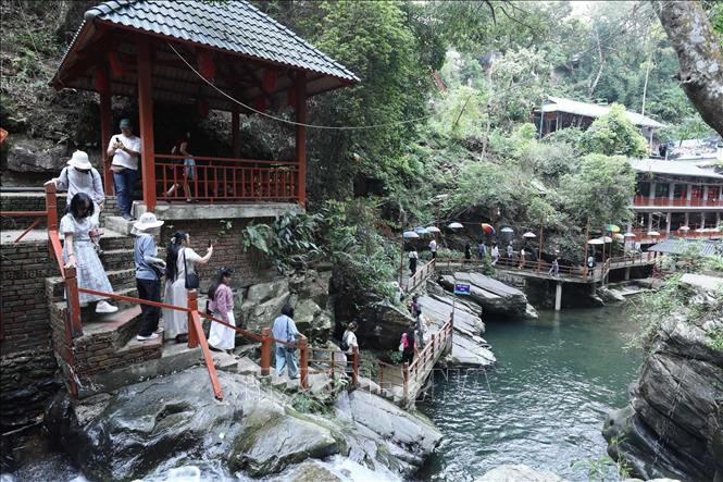 Du khách tham quan Khu du lịch thác Bản Khiếng ở thôn Nà Mò, xã Mẫu Sơn, tỉnh Lạng Sơn. Ảnh: Anh Tuấn – TTXVN