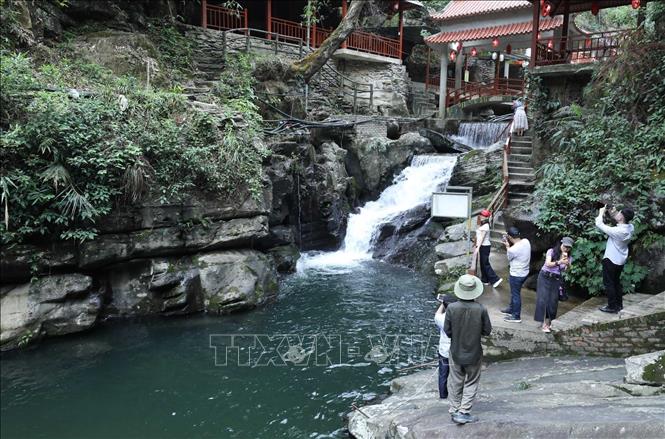 Du khách tham quan Khu du lịch thác Bản Khiếng ở thôn Nà Mò, xã Mẫu Sơn, tỉnh Lạng Sơn. Ảnh: Anh Tuấn – TTXVN