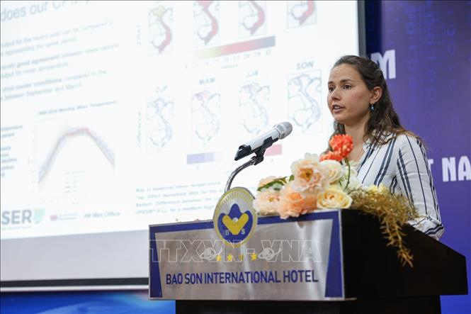 Bà Emma Dyer nhà khoa học tại Met Office trình bày phương pháp xây dựng kịch bản khí hậu đô thị cho Việt Nam. Ảnh: Lê Đông-TTXVN