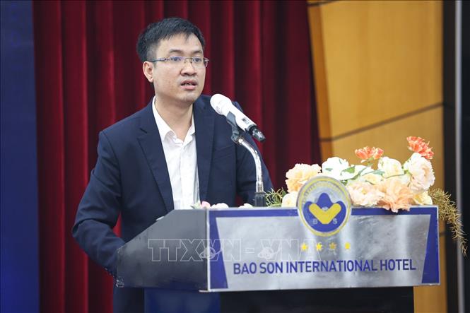 Tiến sĩ Trương Bá Kiên (Phó Giám đốc Trung tâm Nghiên cứu Khí tượng khí hậu, Viện Khoa học Khí tượng Thủy văn và Biến đổi khí hậu), trình bày phương pháp xây dựng kịch bản biến đổi khí hậu cho Việt Nam. Ảnh: Lê Đông - TTXVN