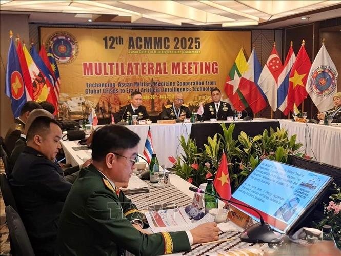 Thiếu tướng, GS.TS Nguyễn Trường Giang, Cục trưởng Cục Quân y Việt Nam, phát biểu tại hội nghị. Ảnh: Minh Thái - PV TTXVN tại Indonesia