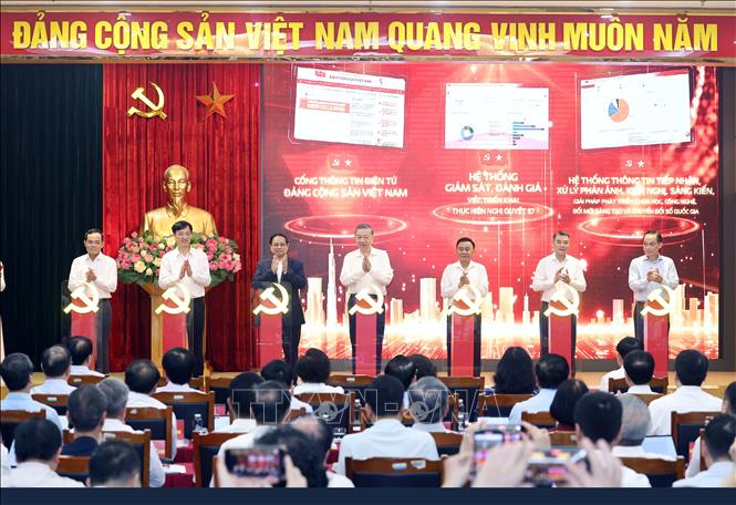Tổng Bí thư Tô Lâm, Trưởng Ban Chỉ đạo Trung ương và các đại biểu thực hiện nghi thức ra mắt 3 nền tảng số phục vụ triển khai Nghị quyết 57-NQ/TW. Ảnh: Thống Nhất – TTXVN