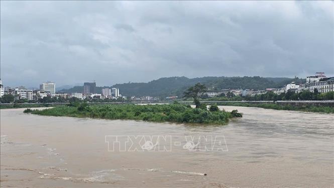 Nước lũ từ đầu nguồn ào ạt đổ về khiến nước trên sông Hồng, đoạn chảy qua phường Lào Cai dâng cao. Ảnh: TTXVN phát