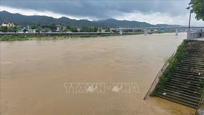 Nước lũ ngập bậc thang lên xuống khu vực bờ kè sông Hồng, đoạn qua phường Lào Cai. Ảnh: TTXVN phát