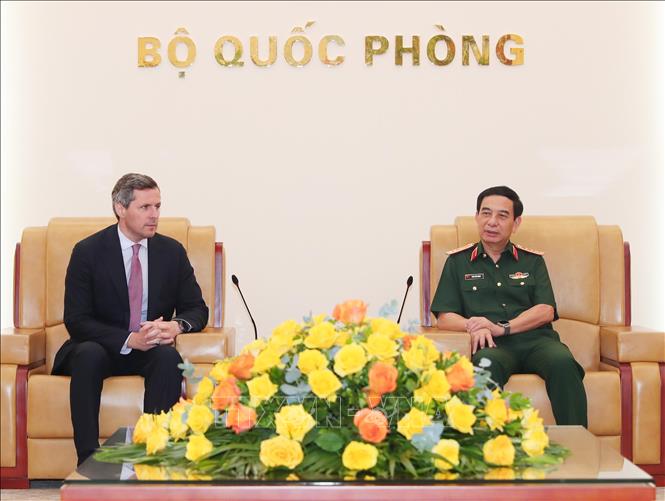 Đại tướng, Bộ trưởng Quốc phòng Phan Văn Giang tiếp Quốc vụ khanh Quốc phòng Italy Matteo Perego Cremnago. Ảnh: Trọng Đức - TTXVN
