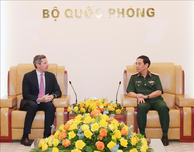 Đại tướng, Bộ trưởng Quốc phòng Phan Văn Giang tiếp Quốc vụ khanh Quốc phòng Italy Matteo Perego Cremnago. Ảnh: Trọng Đức - TTXVN