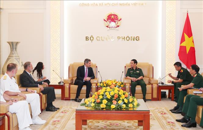 Đại tướng, Bộ trưởng Quốc phòng Phan Văn Giang tiếp Quốc vụ khanh Quốc phòng Italy Matteo Perego Cremnago. Ảnh: Trọng Đức - TTXVN