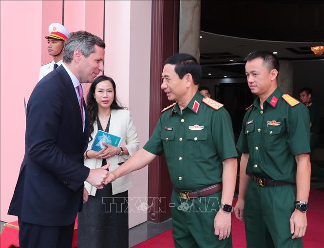  Đại tướng Phan Văn Giang, Bộ trưởng Bộ Quốc phòng tiếp ngài Matteo Perego Cremnago, Quốc vụ khanh Quốc phòng Italy. Ảnh: Trọng Đức - TTXVN
