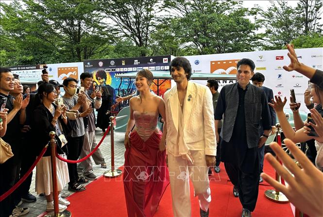 Vietnamese and Indian main actors at the premiere. VNA Photo: Trần Lê Lâm