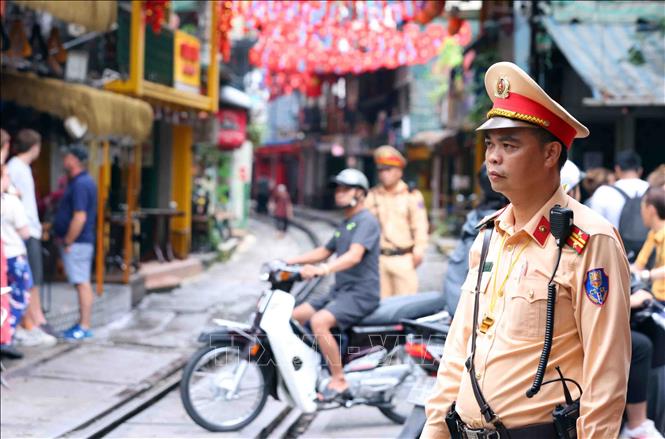 Công tác kiểm tra, xử lý sẽ được duy trì thường xuyên vào trước các khung giờ tàu chạy, đặc biệt trong mùa du lịch cao điểm nhằm bảo đảm an toàn giao thông. Ảnh: Phạm Kiên - TTXVN