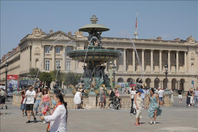 Theo cơ quan khí tượng Meteo France, nhiệt độ tại Pháp đạt đỉnh trong ngày 1/7/2025, với một số khu vực có thể vượt quá 40 độ C. Đây là lần đầu tiên Paris phát báo động đỏ về nắng nóng trong vòng 5 năm qua. Ảnh: AA/TTXVN