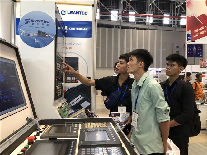 Khách tham quan trải nghiệp công nghệ tự động hóa thông minh tại MTA Vietnam 2025. Ảnh: Mỹ Phương – TTXVN.