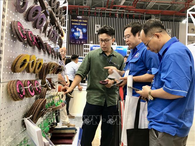 Nhà cung cấp trưng bày đa dạng chủng loại sản phẩm tại MTA Vietnam 2025. Ảnh: Mỹ Phương – TTXVN.