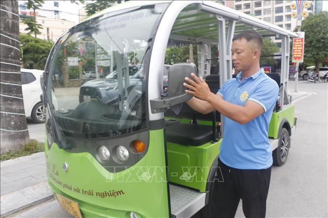 Nhiều chủ xe điện ở Cửa Lò đã đầu tư hàng trăm triệu đồng để kinh doanh xe điện. Ảnh: Bích Huệ - TTXVN