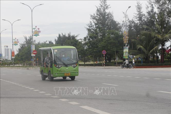 Nhiều chủ xe điện ở Cửa Lò đã đầu tư hàng trăm triệu đồng để kinh doanh xe điện. Ảnh: Bích Huệ - TTXVN