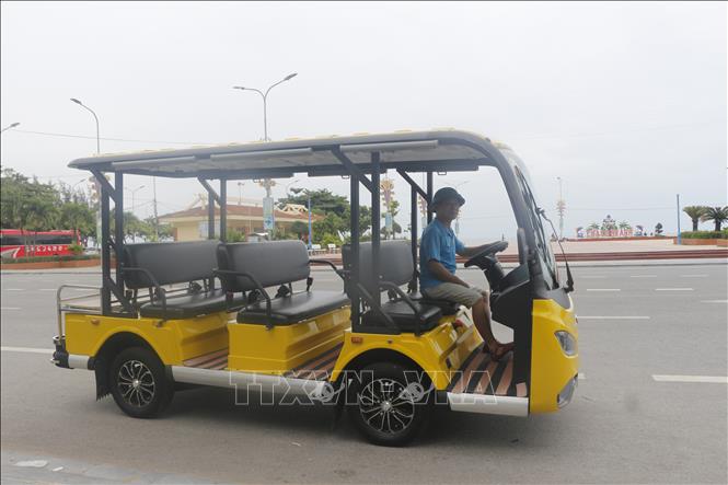 Nhiều chủ xe điện ở Cửa Lò đã đầu tư hàng trăm triệu đồng để kinh doanh xe điện. Ảnh: Bích Huệ - TTXVN