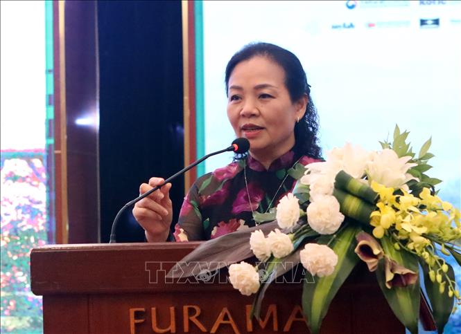 Tiến sĩ Ngô Phương Lan, Chủ tịch Hiệp hội Xúc tiến phát triển Điện ảnh Việt Nam, Giám đốc Liên hoan phim Châu Á Đà Nẵng phát biểu đề dẫn Hội thảo. Ảnh: Trần Lê Lâm - TTXVN 