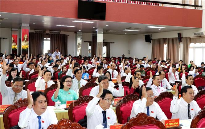 Đại biểu biểu quyết thông qua các tờ trình tại kỳ họp. Ảnh: Lê Thúy Hằng – TTXVN.