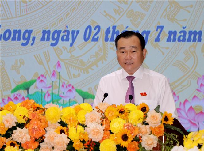 Chủ tịch HĐND tỉnh Vĩnh Long Nguyễn Minh Dũng phát biểu tại kỳ họp. Ảnh: Lê Thúy Hằng – TTXVN.