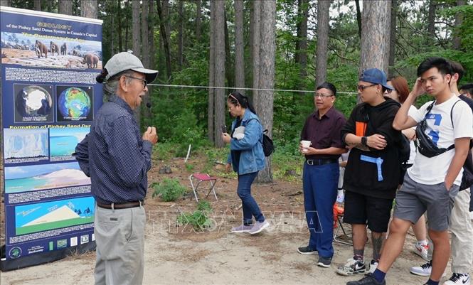 Tiến sĩ Đặng Trung Phước (trái) giới thiệu lịch sử nguồn gốc đồi cát Pinhey của Ottawa, Canada. Ảnh: Hà Linh-PV TTXVN tại Canada