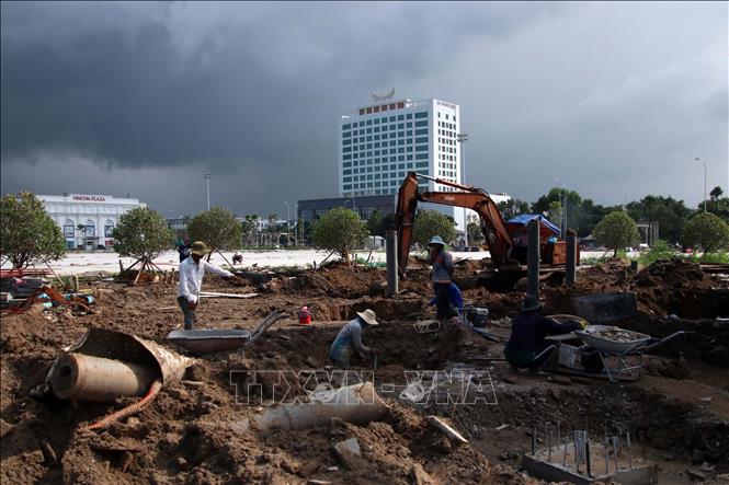 Nhà thầu đang đẩy nhanh tiến độ thi công công trình Quảng trường Phan Ngọc Hiển, tỉnh Cà Mau. Ảnh: Kim Há - TTXVN