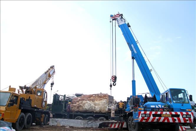 Nhà thầu đẩy nhanh tiến độ thi công công trình Quảng trường Phan Ngọc Hiển, tỉnh Cà Mau. Ảnh: Kim Há - TTXVN  