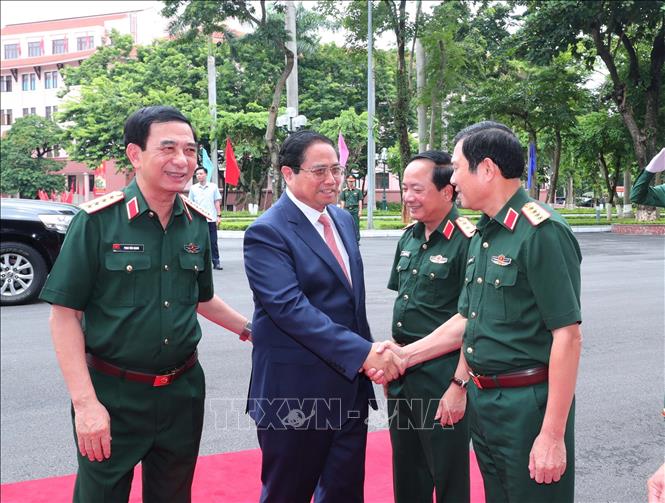 Thủ tướng Phạm Minh Chính với lãnh đạo Quân ủy Trung ương-Bộ Quốc phòng. Ảnh: Trọng Đức - TTXVN