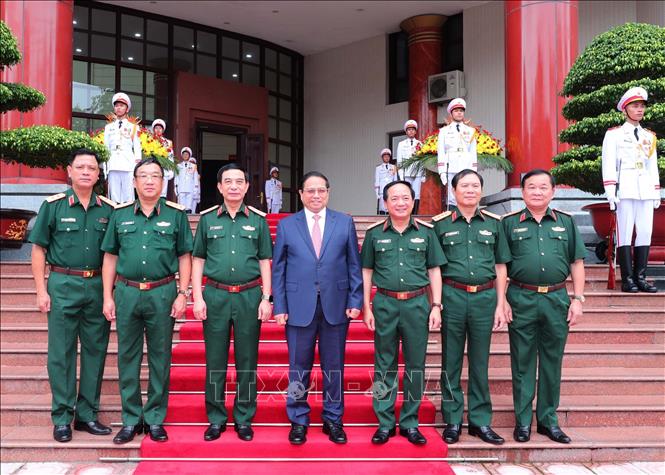 Thủ tướng Phạm Minh Chính với lãnh đạo Quân ủy Trung ương-Bộ Quốc phòng. Ảnh: Trọng Đức - TTXVN