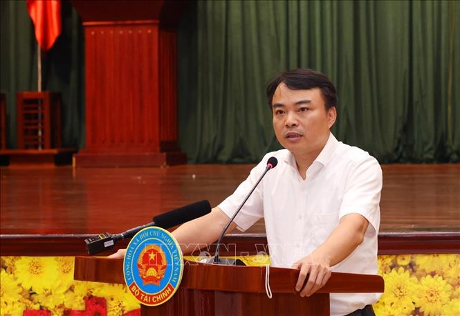Ông Phạm Thy Hùng, Phó cục trưởng Cục Quản lý đấu thầu (Bộ Tài chính) phát biểu. Ảnh: Phạm Hậu - TTXVN