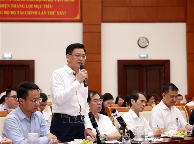 Ông Hoàng Văn Thu, Phó Chủ tịch Ủy ban Chứng khoán Nhà nước (Bộ Tài chính) trả lời câu hỏi của phóng viên tại Họp báo. Ảnh: Phạm Hậu - TTXVN